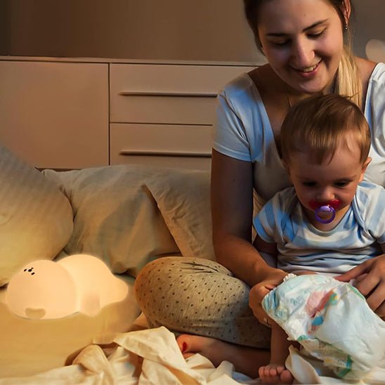 bebe veilleuse maman qui chhange la couche de son bebe lumiere tamiser