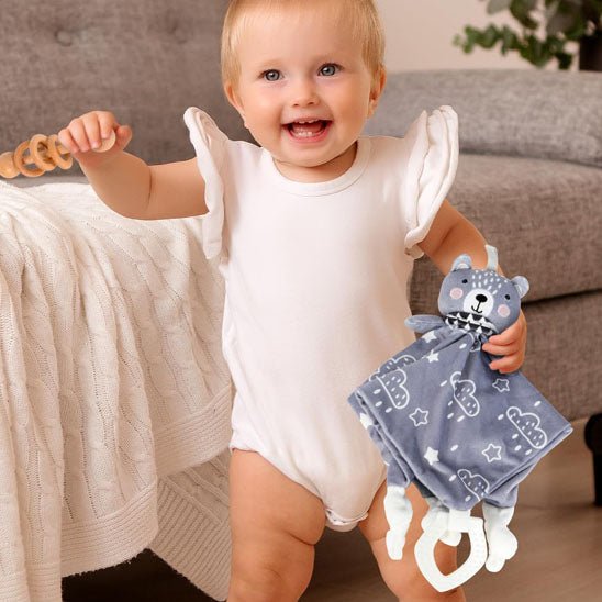 doudou tête d'ourson avec la petite fille qui apprend a marcher avec son ami dans les mains