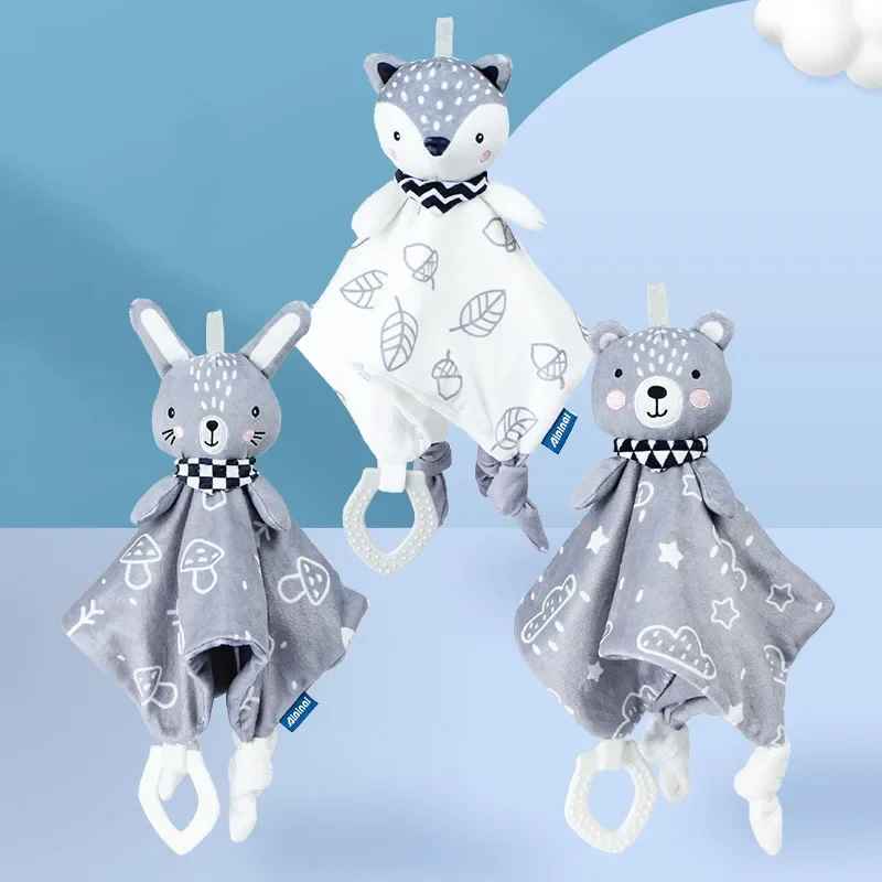 doudou trois différence tête de lapin tête de renard et tête d'ours sur fond bleu avec petite attache sur le dessus de la tête et anneaux de dentition