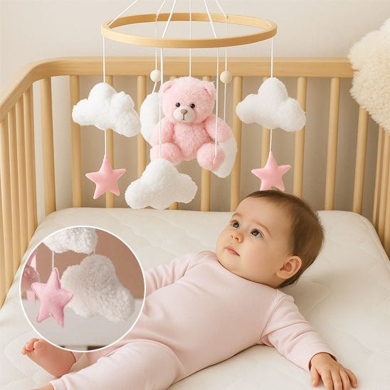 mobil pour lit bebe nouveau née allonger dans son lit avec les petits sujets qui bouge et qui essaye de redresser sa tête