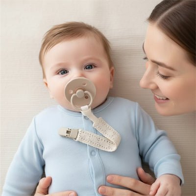 bebe avec sa maman sa tétine à la bouche maintenu par son attache tétine