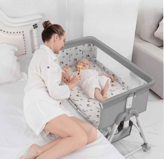 maman allonger dans son lit avec le bebe cododo à la même hauteur que son matelas avec son bebe allonger en toute sécurité