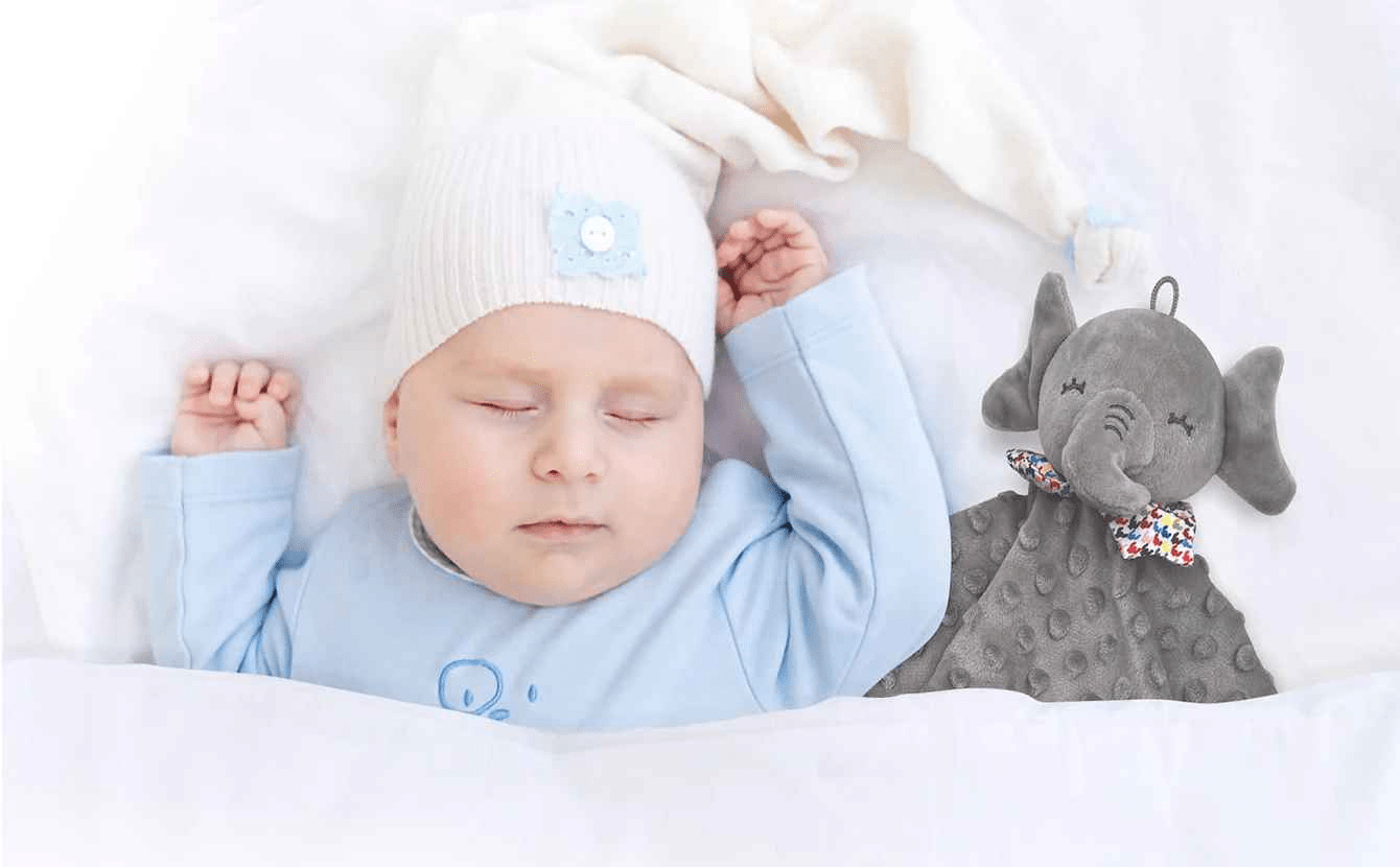 bebe qui dort paisiblement avec son doudou elephant juste a cote pour le rassurer