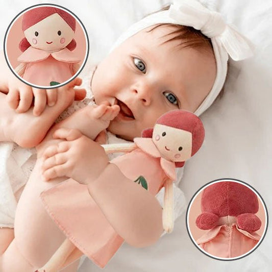 bebe qui se mange les pieds avec la poupée entre les mains