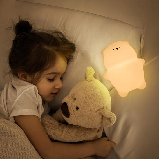 bebe veilleuse enfant qui dort avec le petit ourson a coter pour rassurer du noir