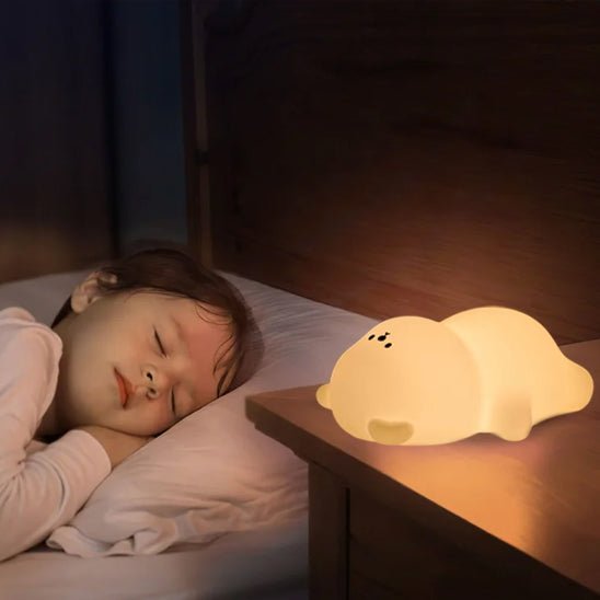 bebe veilleuse enfant qui dort avec ourson allumer sur la table de chevet 