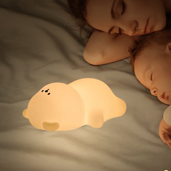 bebe veilleuse maman et bebe qui se sont endormi avec la douce lumiere du petit ours