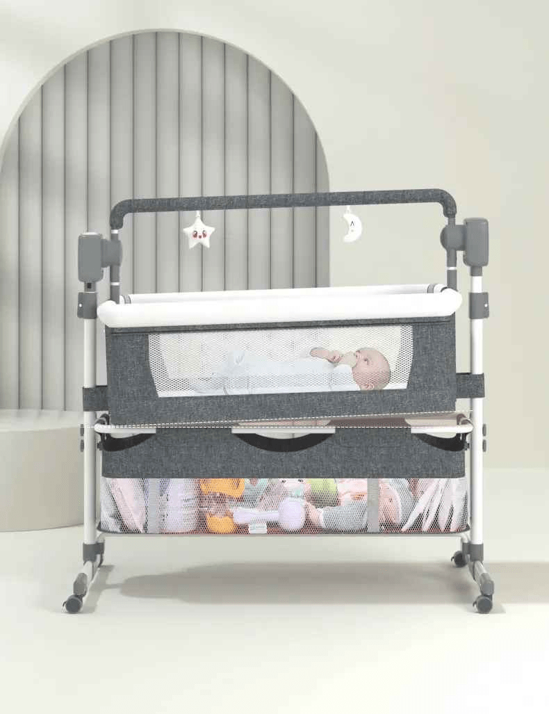 berceau cododo avec un bebe dedans allonger et plein affaire dans le panier de rangement