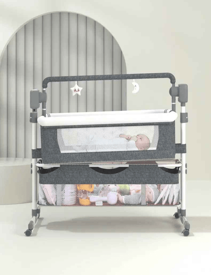 berceau cododo avec un bebe dedans allonger et plein affaire dans le panier de rangement