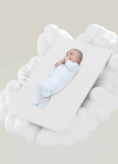 bebe qui est poser sur le matelas mémoire de forme du berceau cododo électrique