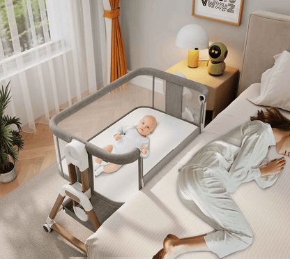 bebe qui est allonger dans son cododo attacher au lit parentale