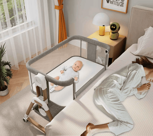 bebe qui est allonger dans son cododo attacher au lit parentale