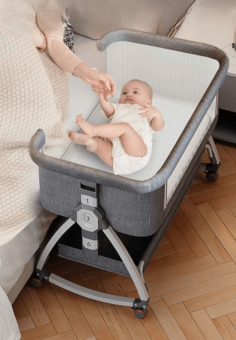 cododo mode accrocher au lit des parents avec la maman qui tiens la mains de son bebe