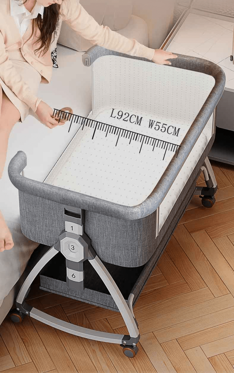 maman qui mesure la largeur du cododo pour montrer la place que bebe peux avoir