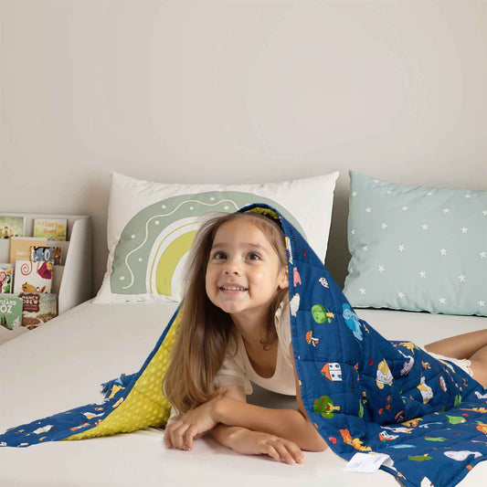 une petite fille allonger sur son lit la couverture lestée sur la tête et le corp