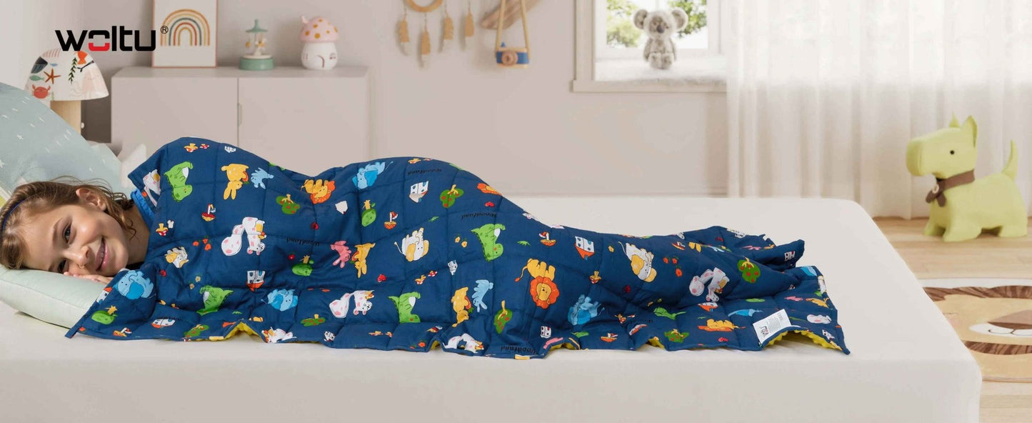 enfant allonger dans son lit avec la couverture lestée sur elle