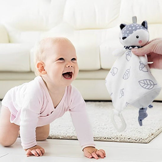 doudou avec la tête renard petite fille qui est a quatre patte pour attraper son compagnon préférer