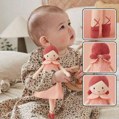 doudou avec une petite fille qui tiens la poupée dans les mains avec trois petites images descriptive de la poupée