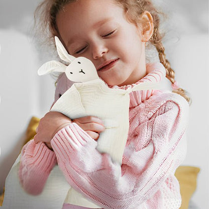 doudou bebe petite fille qui sert fort son ami dans les bras cela la réconforte