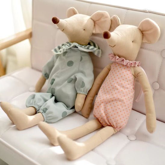 doudou des deux souris assis a cote sur un canape