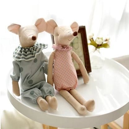 doudou deux souris assis sur une table basse appuyer sur un cadre photo