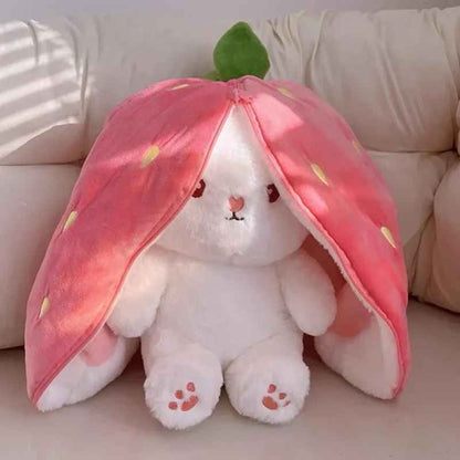 doudou lapin avec de grande oreille pour ce cacher en forme de fraise assis sur un canape beige