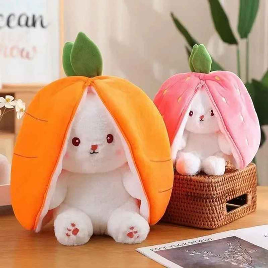 doudou lapin avec les deux modèle possible carotte ou fraise assis