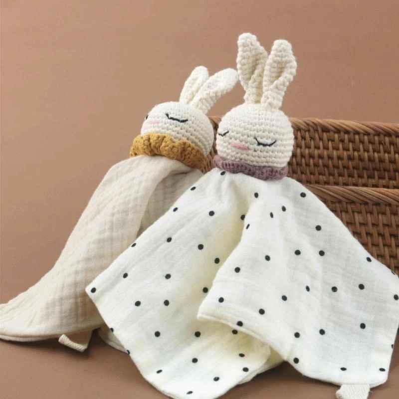 doudou lapin expo sur un panier en osier deux différents modèle blanc a pois