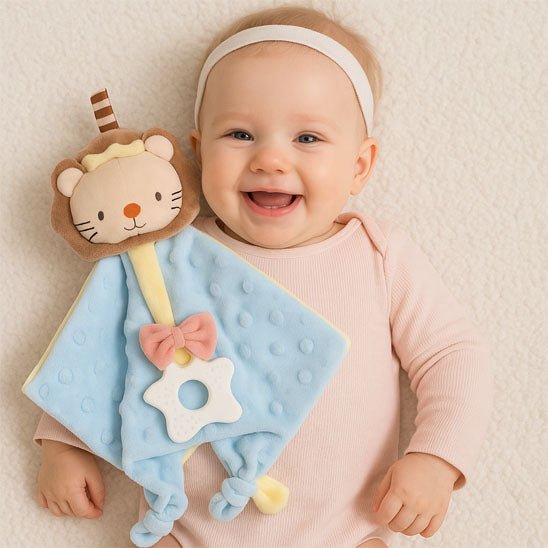 doudou lion bleu avec une petite fille allonge souriante