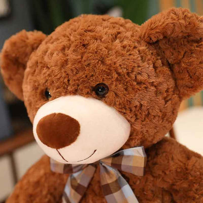 doudou ours qui montre que la tête on peux voir les détails et la matière peluche