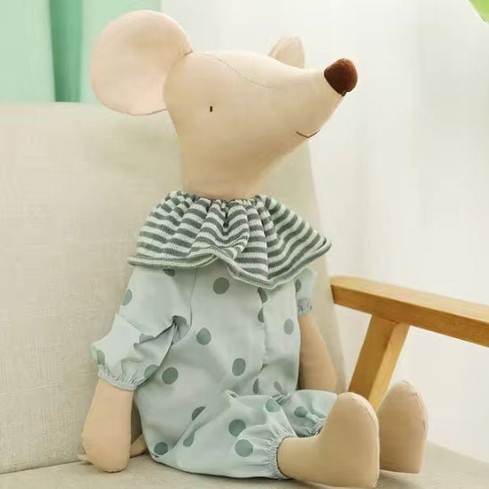 doudou petite souris assis sur un fauteuil avec un vêtement vert a gros pois