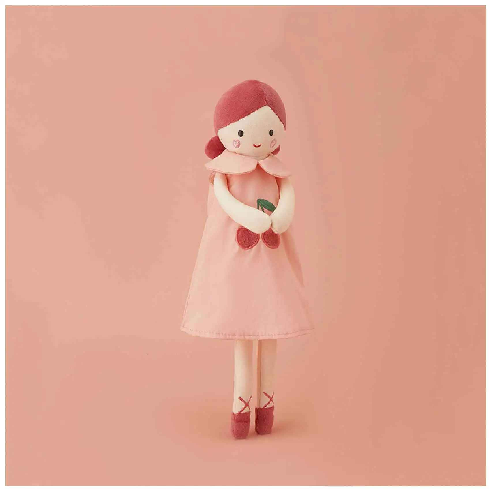 doudou poupée cheveux attacher en deux petit chignon qui ce tiens les mains