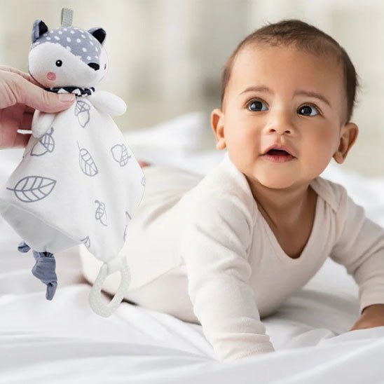 doudou renard petit garçon qui se redresse pour regarder la peluche