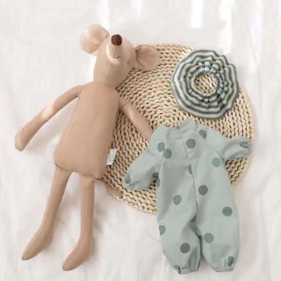 doudou souris allonger avec sa tenue a coter combinaison verte avec un col