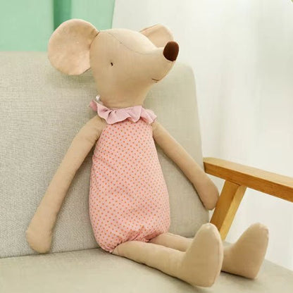 doudou souris assis sur un fauteuil avec une robe rose avec un col