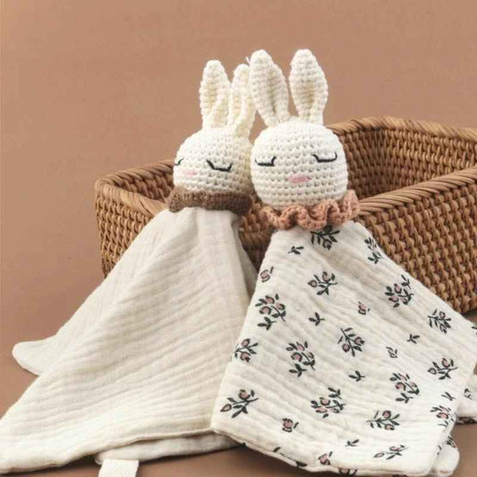doudou tête de lapin crochet poser sur un panier carre crêpe de coton uni et a motif