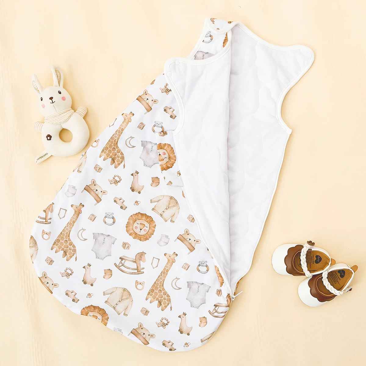 gigoteuse avec motif animaux poser a moitié ouverte