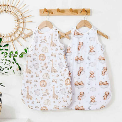 deux gigoteuse suspendu a un ceintre une avec motif animaux safari lion et girafe et une autre avec des oursons