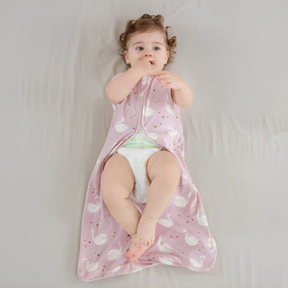 petite fille allonger sur le lit avec la gigoteuse ouverte par les pied pour faciliter les changes sans enlever complètement la gigoteuse