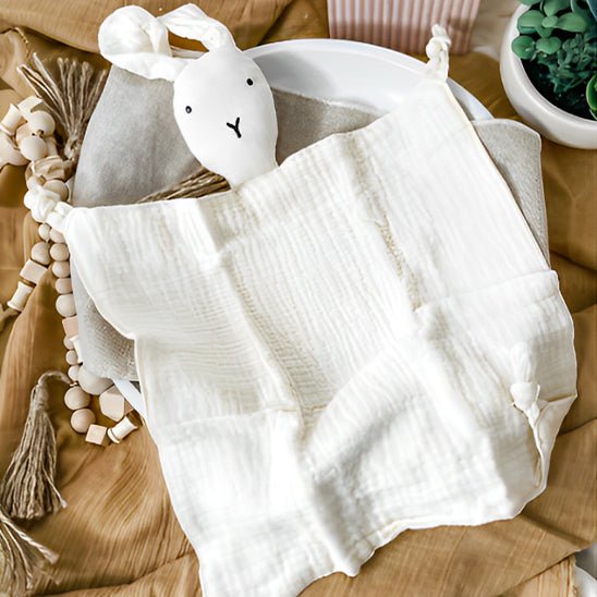 image du doudou bebe lapin blanc sur la table ouvert pour montrer la forme carre