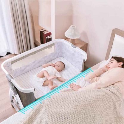 lit cododo attacher au lit parentale avec bebe qui dort près de sa maman