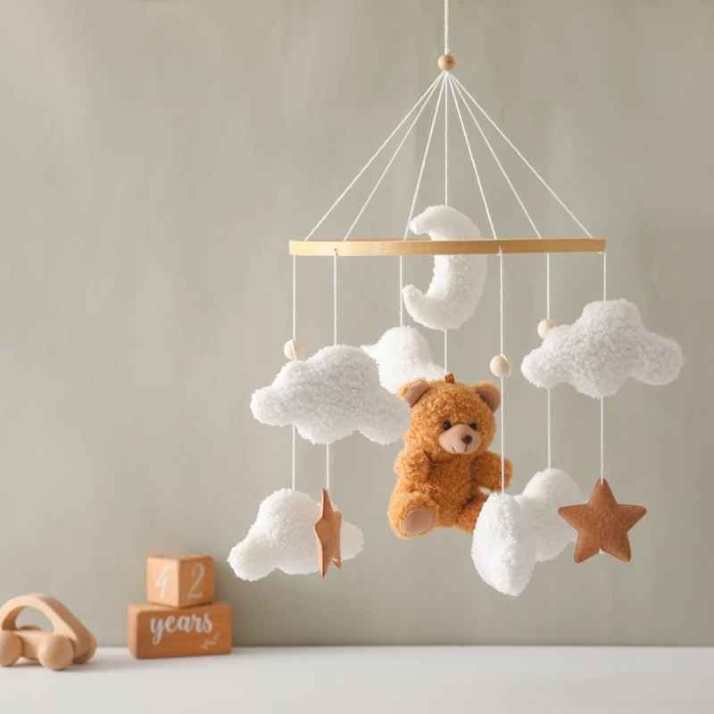 mobil pour lit bebe suspendu au dessus du lit bebe avec le nounours et  etoile marron 