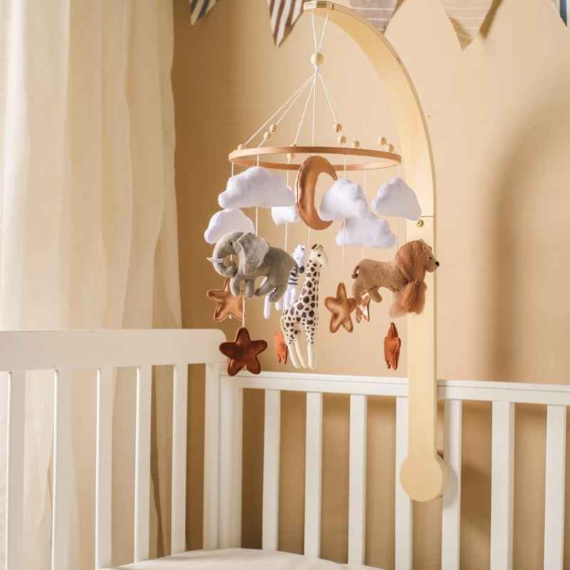 mobile bebe en bois suspendu accrocher au berceau de la chambre bebe
