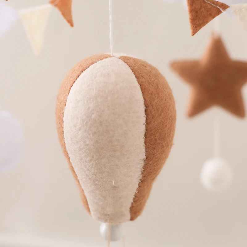 mobile bebe avec en gros plan la montgolfière montrant la qualité du tissu feutre