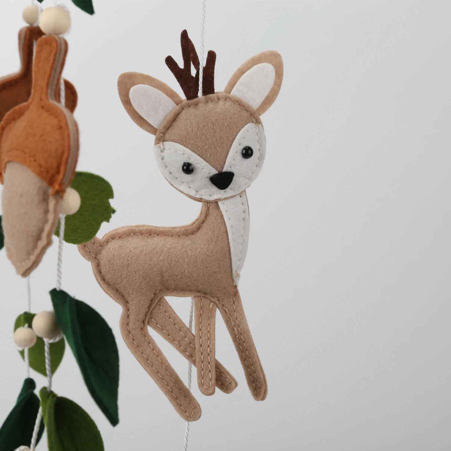 mobile bebe avec la biche en tissu feutre