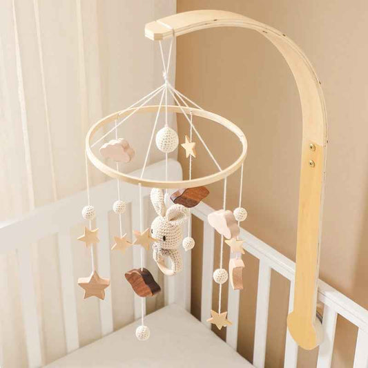 mobile bebe avec le bras arrondi accrocher au barreau du lit bebe avec suspendu le lapin et autre accesoires