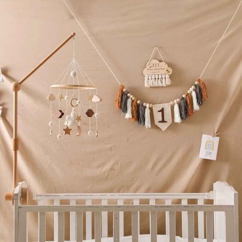 mobile bebe avec une déco de chambre dans les tons marron