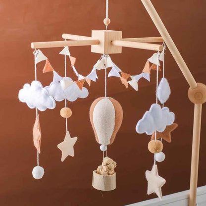mobile bebe dans les couleurs marron terracotta montgolfière avec un nounours dedans propice au voyage des rêves