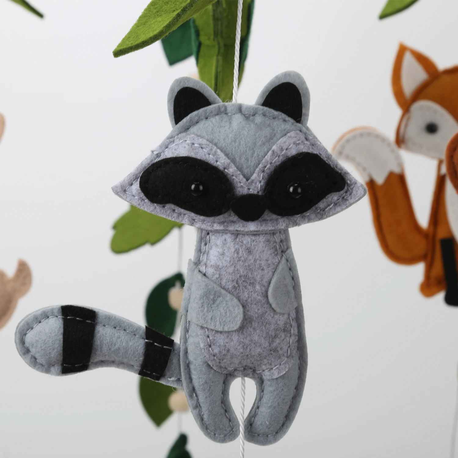 mobile bebe avec le raton laveur en premier plan