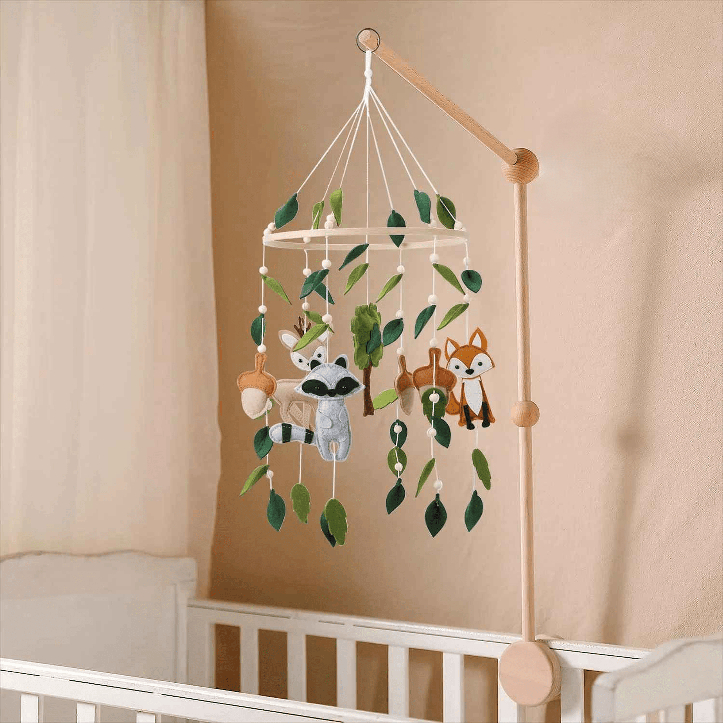 mobile bebe suspendu au dessus du berceau